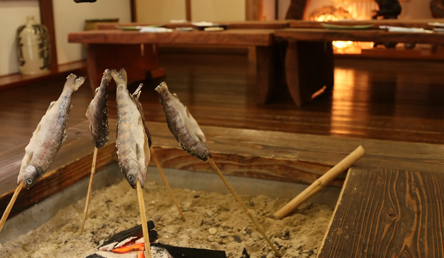 炭火でじっくりと焼いた川魚の塩焼きは絶品